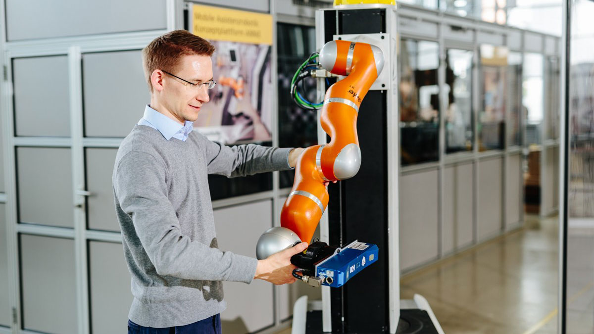 Increased safety when interacting with robots is the objective of a web-based planning aid developed by the Fraunhofer Institute for Factory Operation and Automation (IFF). Increased safety when interacting with robots is the objective of a web-based planning aid developed by the Fraunhofer Institute for Factory Operation and Automation (IFF).