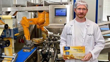 At Weinbergmaier, two six-axis robots from Stäubli are packaging strudel pastry: while one prepares the carton, the other grips the packaged containers. At Weinbergmaier, two six-axis robots from Stäubli are packaging strudel pastry: while one prepares the carton, the other grips the packaged containers.