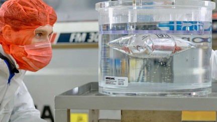 Feneberg bietet seine SB-Produkte aus Hack nur noch im komplett recycelbaren Schlauchbeutel an und spart damit bis zu 70 Prozent Kunststoff ein. Feneberg bietet seine SB-Produkte aus Hack nur noch im komplett recycelbaren Schlauchbeutel an und spart damit bis zu 70 Prozent Kunststoff ein.