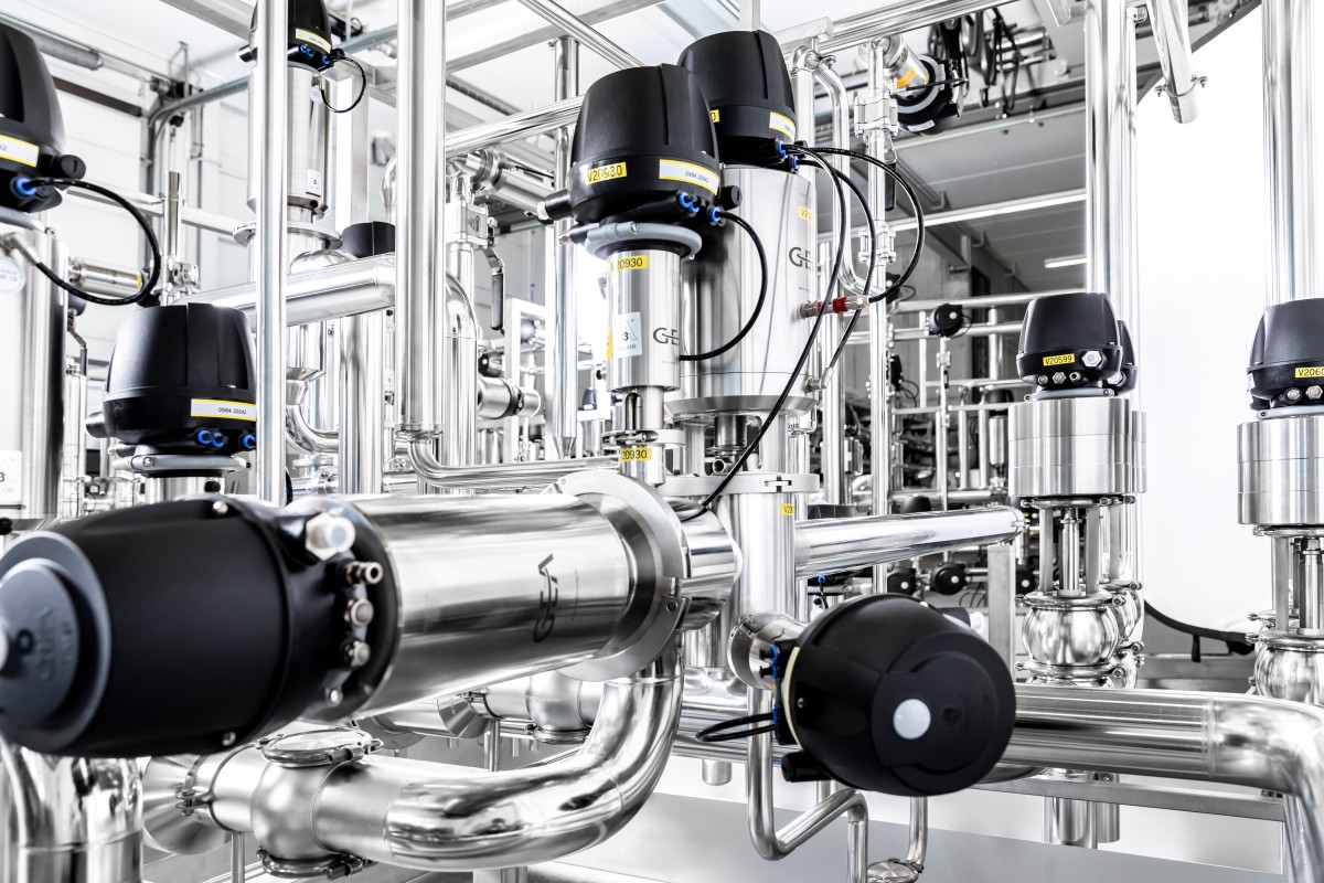 Modernes Rohrleitungssystems mit automatisierten Ventilen in einer Produktionsanlage