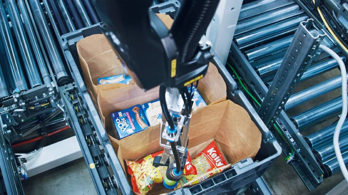 Greif-Roboter gibt Lebensmittel in eine Ablage ab.