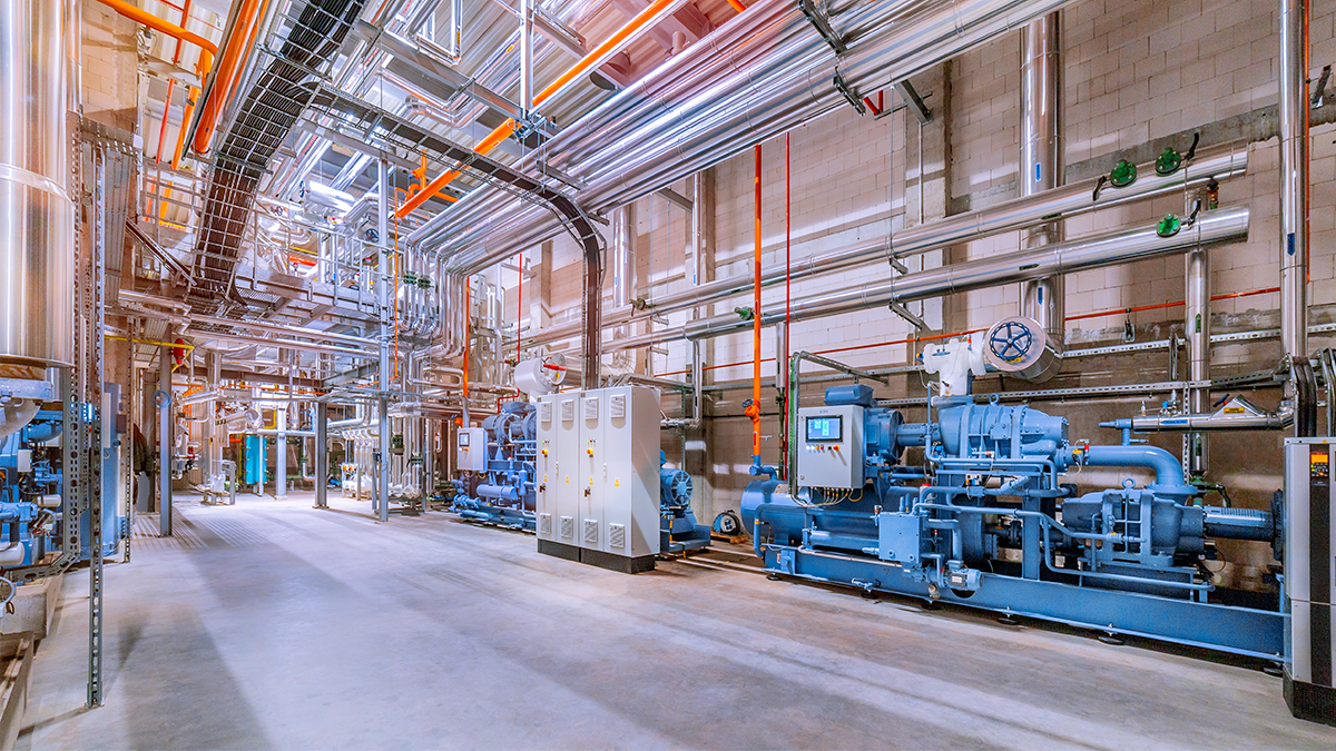 Eine riesige industrielle Raffinerie- oder Verarbeitungsanlage mit zahlreichen Rohren, Ventilen, Pumpen und Steuerungssystemen. Die Szene spielt in einer großen Fabrikhalle, zum Beispiel für die Chemie-, Energie- oder Lebensmittelproduktion.