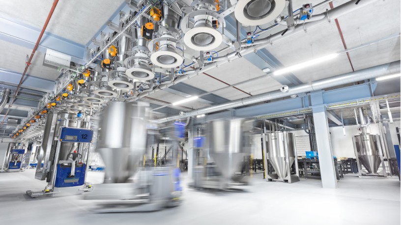 Inside the production plant, the automatically guided vehicles move in precise interaction with the Daxner Container Handling System (DCS).