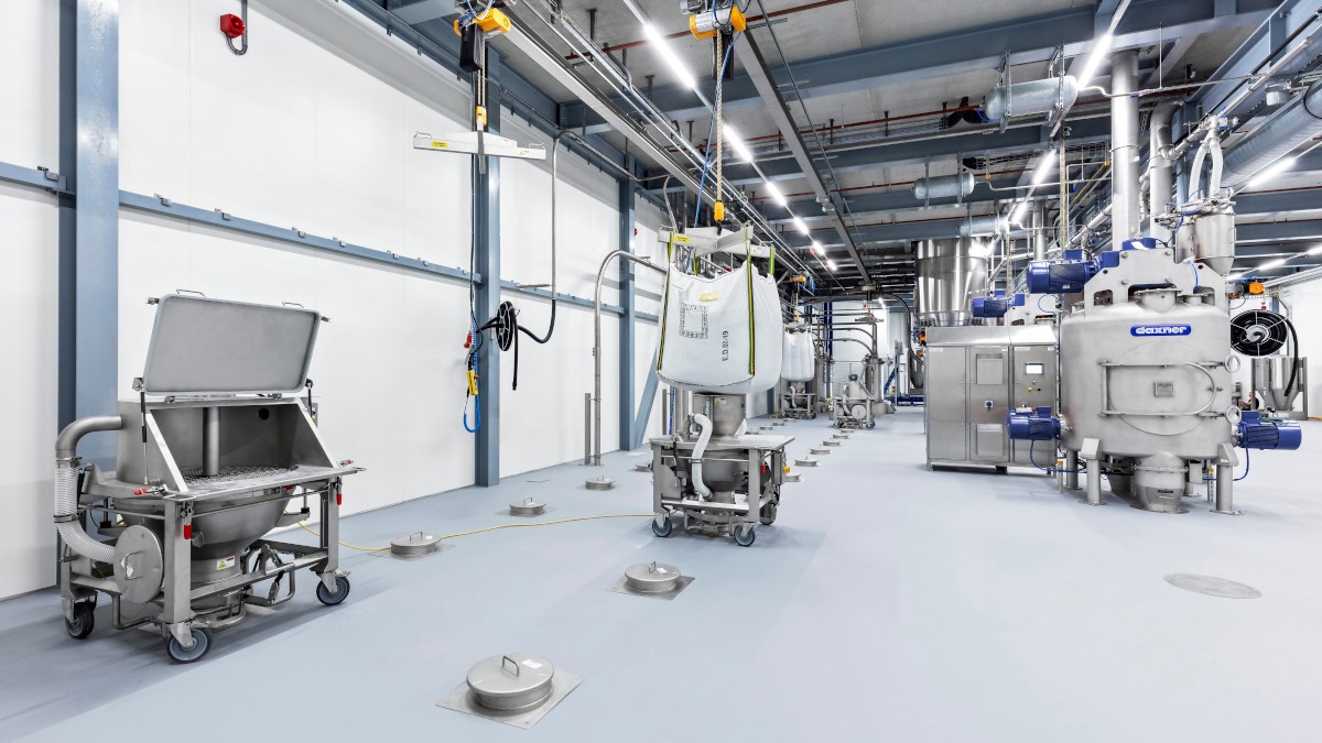 Contamination-free filling into the day silos is carried out via mobile sack and big bag intake stations. Vertical mixer in hygienic design (on right in figure).