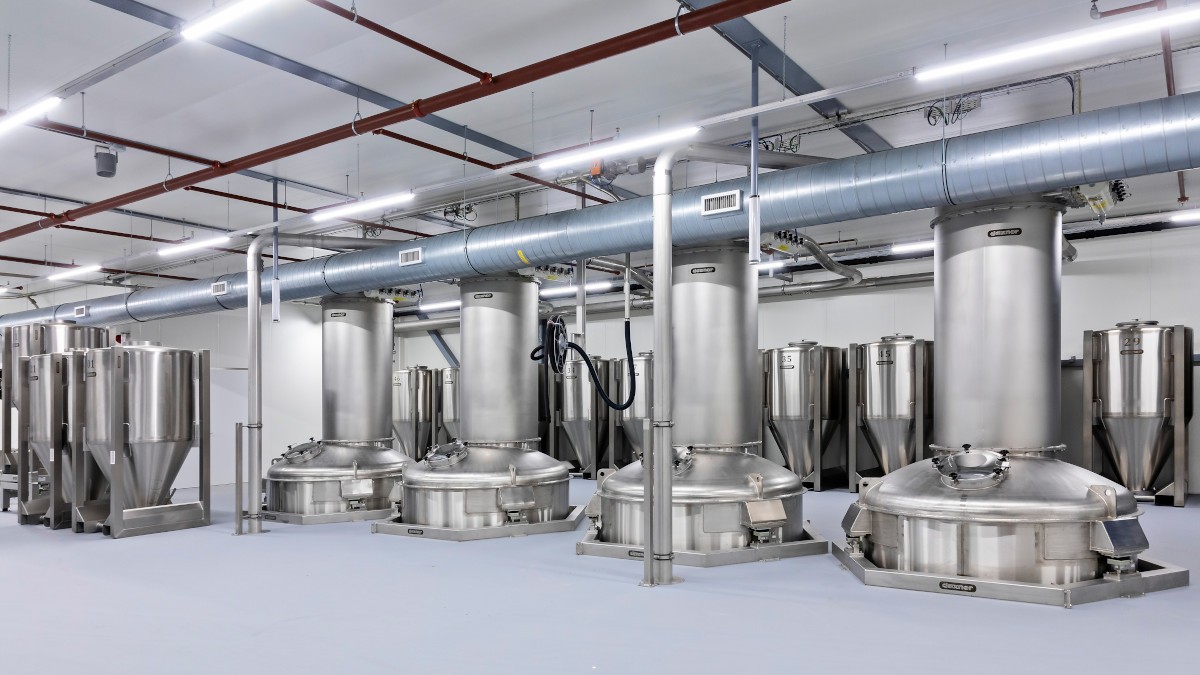 The mixer and container sizes are optimally matched and offer extensive flexibility in terms of batch and production volumes (the figure shows container scales with a volume of 10,000 litres).