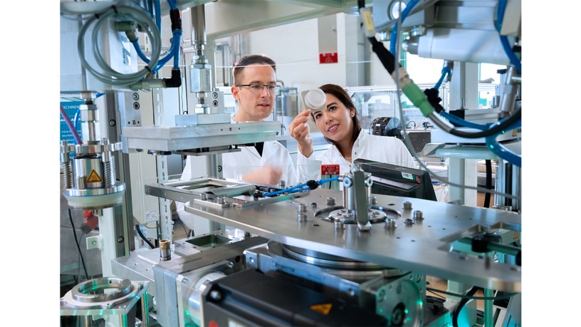 Experts from the Fraunhofer IVV optimising a process for the production of packaging. As part of the KIOptiPack project, they are also developing AI tools to make plastic packaging suitable for the circular economy. Copyright: ©Fraunhofer IVV