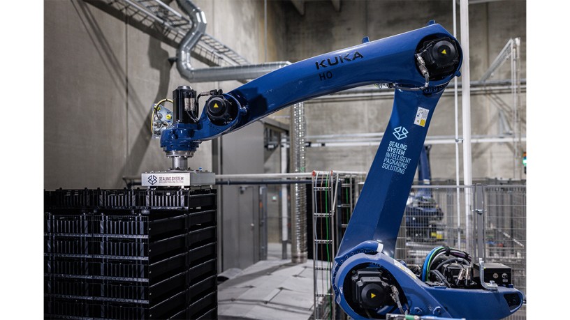 In der ENORM Biofactory übernehmen KUKA HO-Roboter das Palettieren.