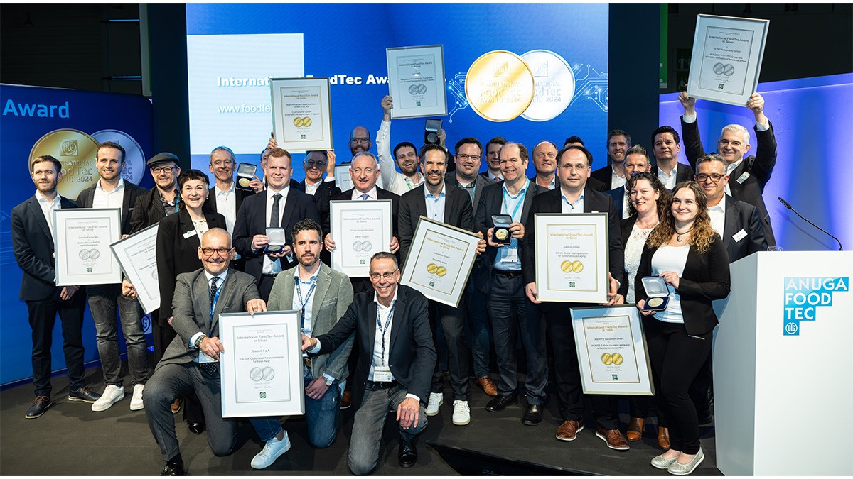 Strahlende Gesichter unter den Preisträgern bei der Preisverleihung des International FoodTec Awards auf der Anuga FoodTec 2024 in Köln.