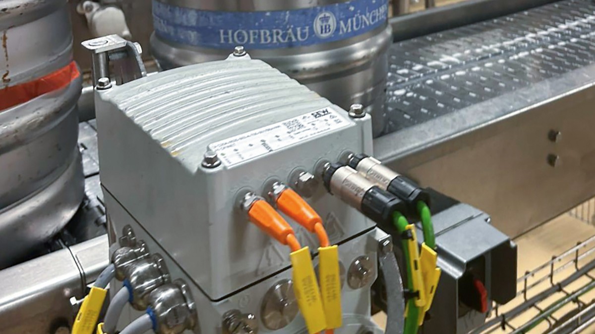 The Munich State Brewery renewed its barrel filling facility in 2024. Decentralised drive units ensure energy-efficient operation of the conveyor technology.