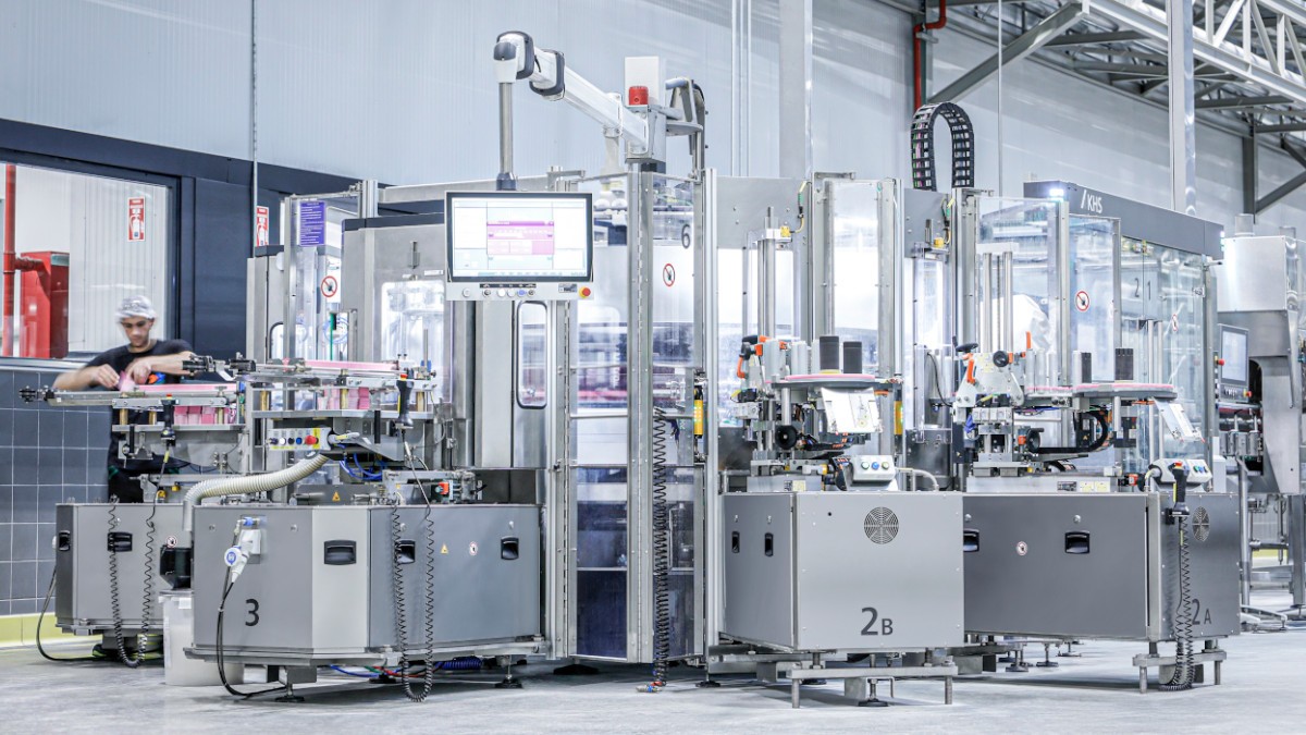 Improved performance: KHS has integrated a new PSL station and swivel-arm HMI panel. The modular labeler’s orientation system has also been optimized.