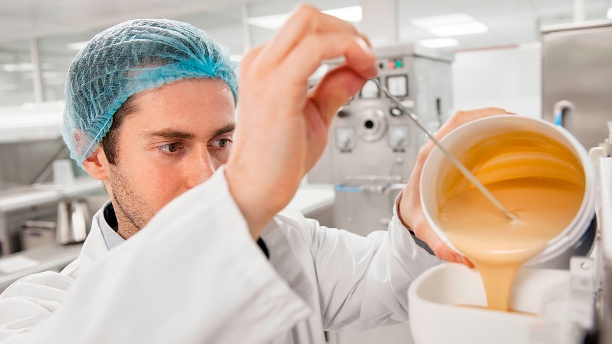 Liquid flavors from Symrise give dairy products such as yogurt, desserts, and beverages their characteristic taste – produced using process technology from GEA.