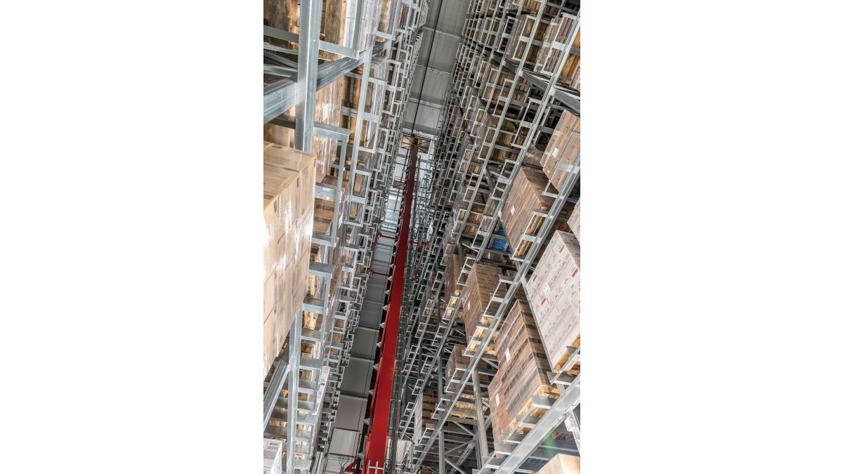 In großen Lagersystemen mit bis zu 100.000 Stellplätzen laufen viele Logistikfäden zu einem massiven Hochleistungs-Umschlag-Hub zusammen.