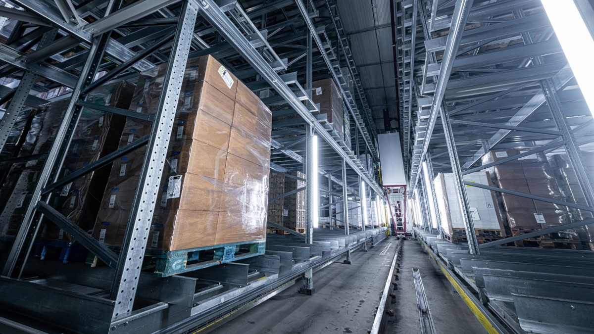 Lagersysteme von Westfalia lassen sich auf begrenzte Grundflächen zuschneiden und nah an Produktionslinien auch im Bestand integrieren.