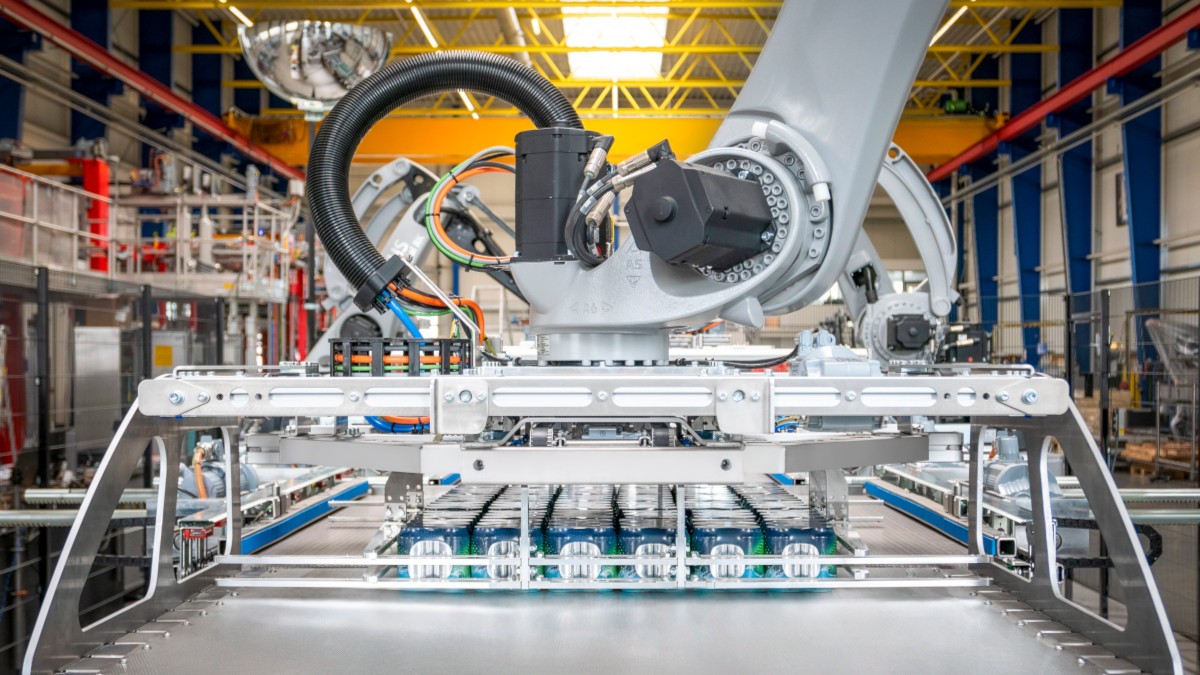 Mit dem weiterentwickelten Innopal PLR können Linienleistungen mit bis zu 240.000 Behälter pro Stunde über einen einzelnen Palettierer erzielt werden