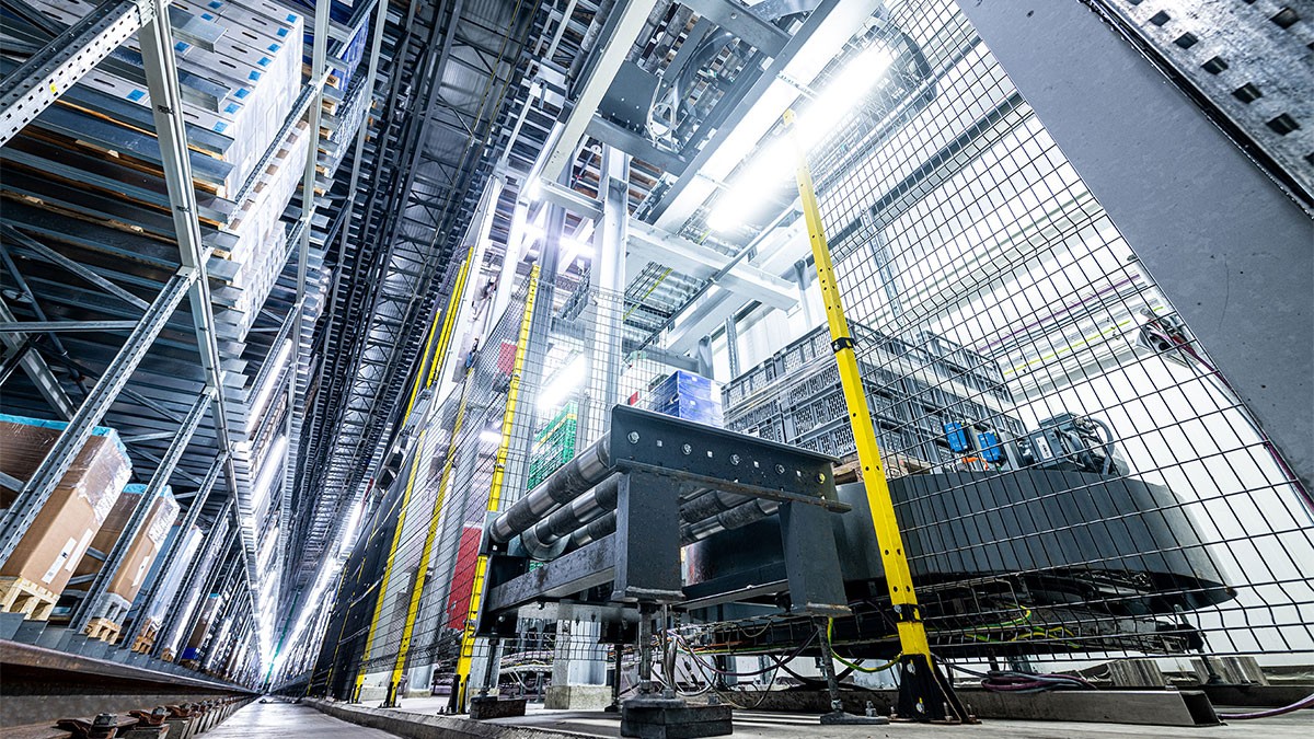 Fast storage and retrieval lines and two stacker cranes in a storage aisle create the necessary throughput for the ever-growing range of products at Züger Frischkäse. (Photo: © Westfalia Logistics Solutions Europe/Marcello Engi) 