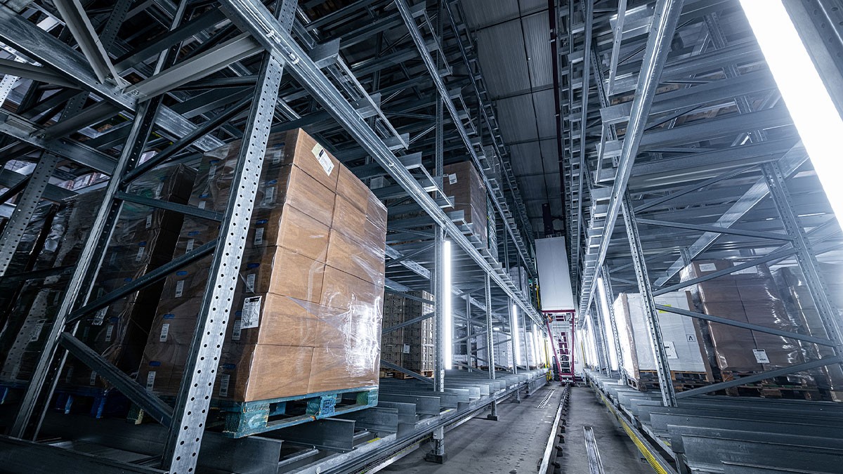 Pre-cut mozzarella sticks are stored in the deep-freeze warehouse, which are then defrosted in the customer country and used for sandwich production. (Photos: Westfalia Logistics Solutions Eu-rope/Marcello Engi)