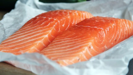Aquakulturen und Nachhaltigkeit: ein Widerspruch? Lachsfilet in Verpackung