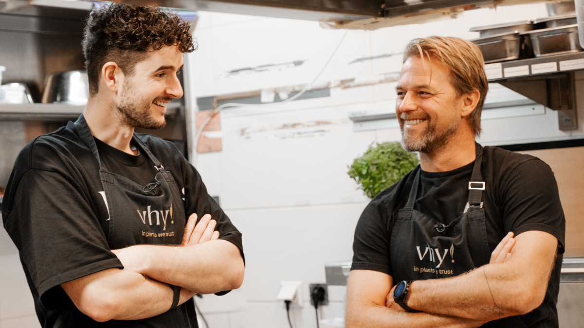 Chef and Timo Hildebrand in the kitchen of the vhy!