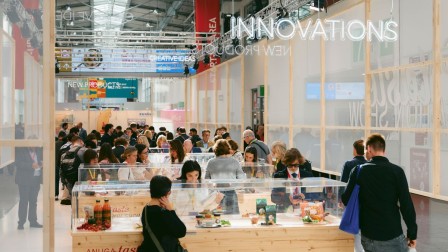 Menschen schauen sich die Anuga taste Innovation Show an