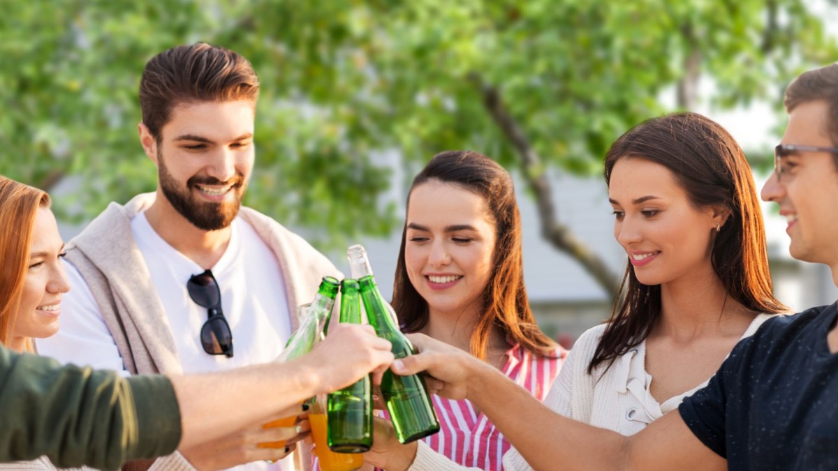 Non-alcoholic alternatives: A group of friends saying cheers with non-alcoholic beer.