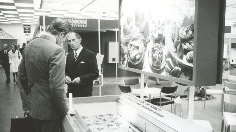 Trade fair guests looking at frozen food in a freezer for the first time at Anuga in 1955