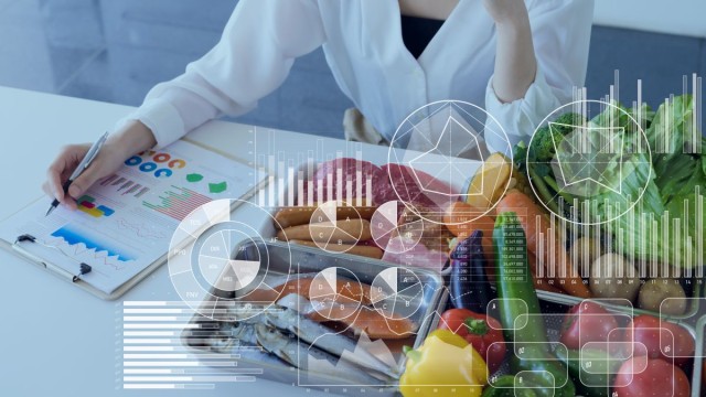 10. Welche Rolle wird Südkorea im Bereich der alternativen Proteinproduktion auf globaler Ebene spielen? Eine wissenschaftlich-arbeitende Person untersucht Ergebnisse in einem Labor
