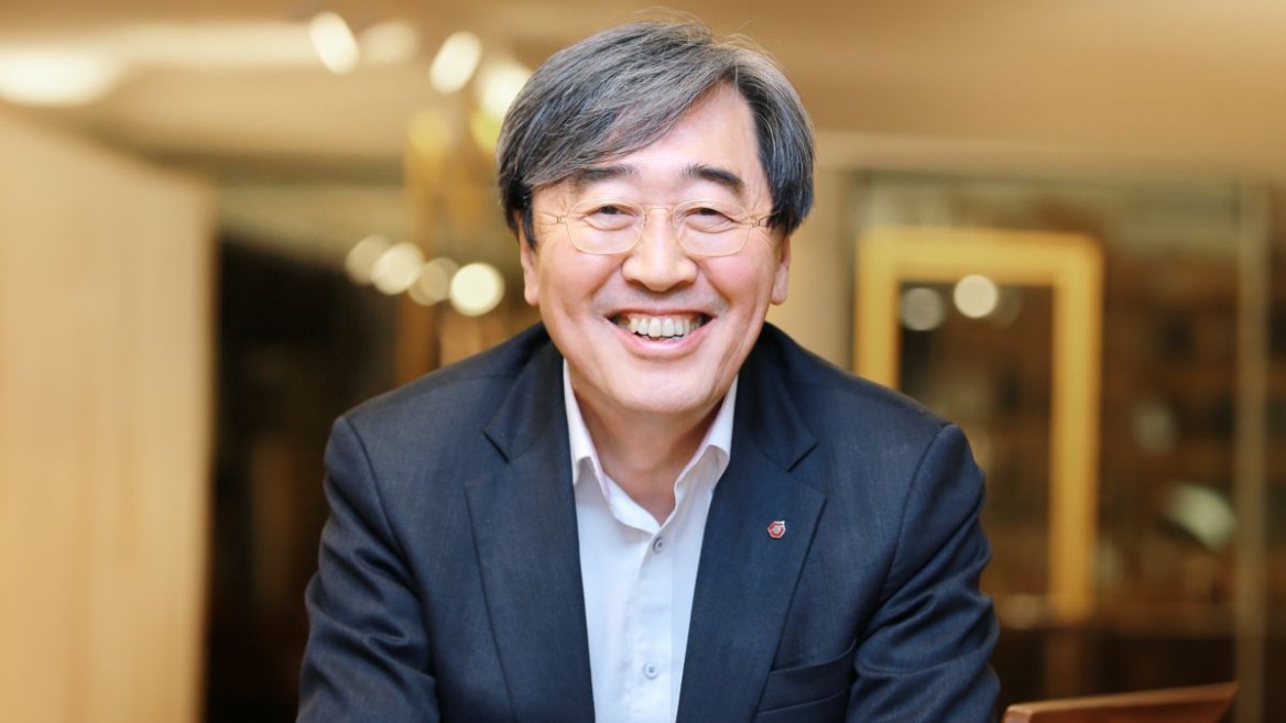 Caption: Jinsun Park, Chairman of the Korea Food Industry Association (KFIA), in an interview discussing Korea’s culinary diversity at Anuga 2025. Copyright: Jinsun Park (KFIA)