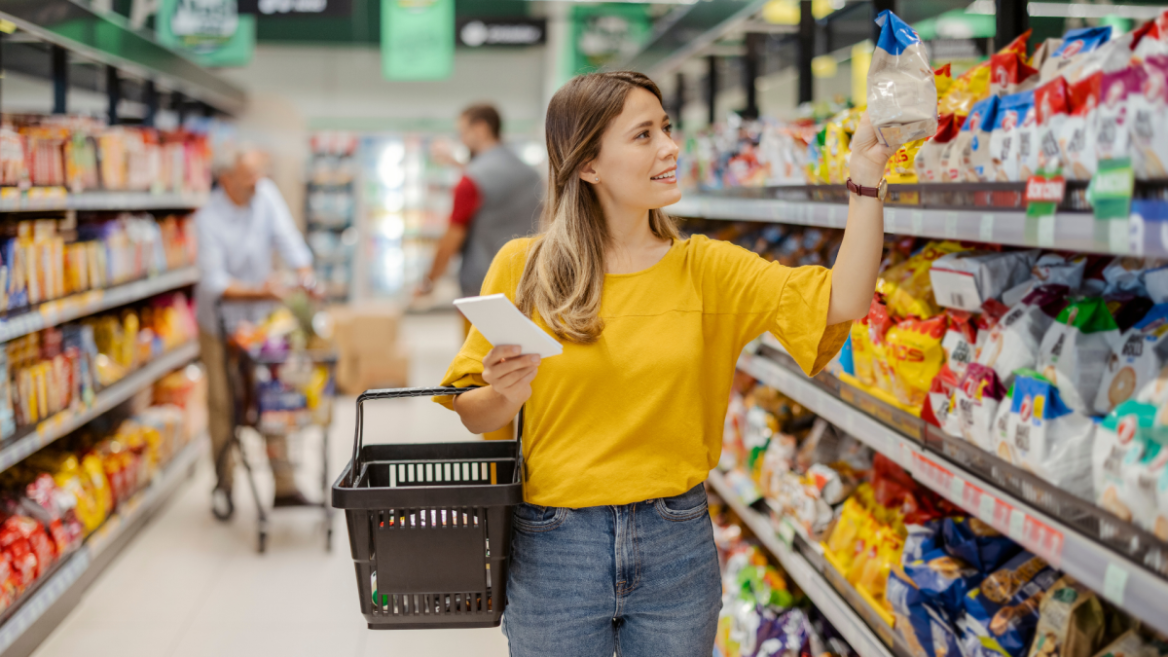 A woman buys own-brand products in the supermarket – image symbolizing private labels 