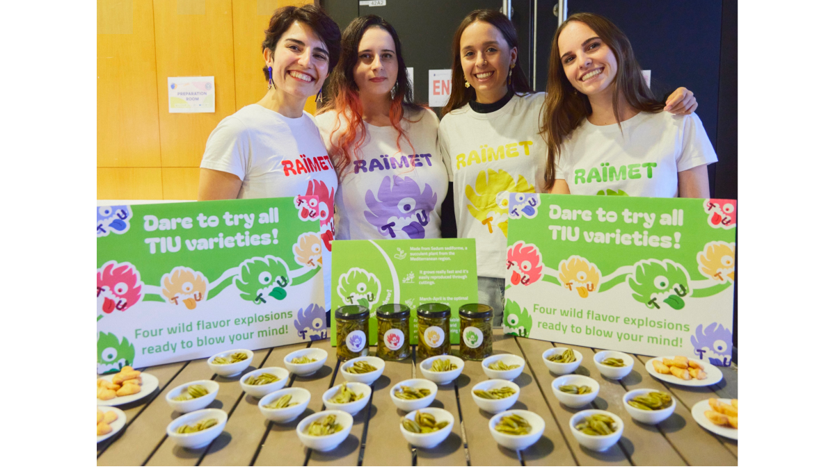 Mehrere junge Teilnehmer:inne präsentieren ihre Produkte für den Ecotrophelia Eurpope Award 