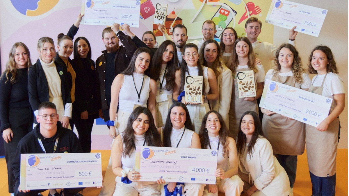 Mehrere junge Teilnehmer:inne freuen sich über ihre Auszeichnungen im Rahmen des Ecotrophelia Europe Awards