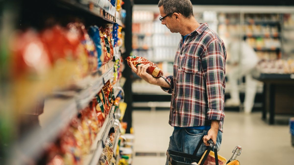 Supermarket shelf with clearly labeled food products reading “no additives” and “made with natural ingredients,” reflecting consumer awareness in 2026.