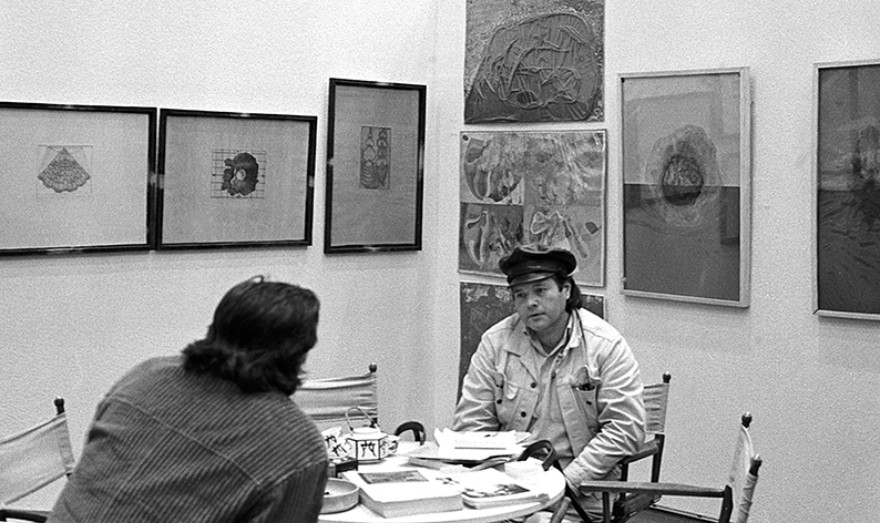 Helmut Rywelski in seiner Koje auf der "Internationalen Kunst- und Informationsmesse", Düsseldorf, 1972, Foto: Anita Kloten Helmut Rywelski in seiner Koje auf der "Internationalen Kunst- und Informationsmesse", Düsseldorf, 1972, Foto: Anita Kloten