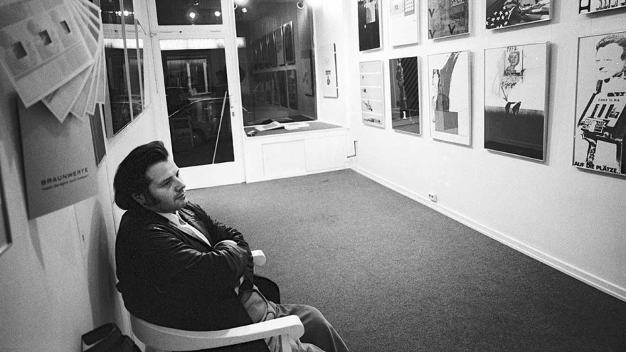 Helmut Rywelski in der Ausstellung KONKRETE KRITIK mit Grafiken aus der Mappe "Die verbesserte Olympia-Edition", Galerie art intermedia, Köln, 3.12.1971, Foto: Anita Kloten, ZADIK Bestand A103 Helmut Rywelski in der Ausstellung KONKRETE KRITIK mit Grafiken aus der Mappe "Die verbesserte Olympia-Edition", Galerie art intermedia, Köln, 3.12.1971, Foto: Anita Kloten, ZADIK Bestand A103