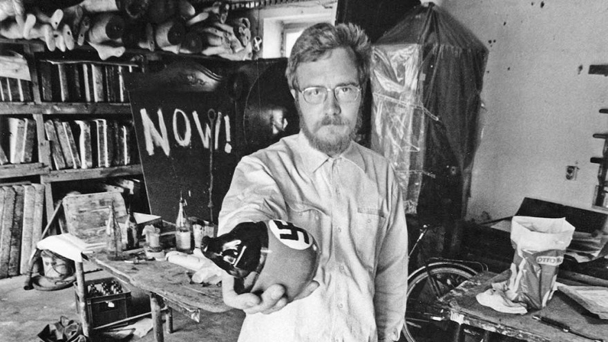 Hans-Peter Alvermann in seinem Atelier in Düsseldorf mit dem Multiple "Notstandsschwein", Foto: Wolf P. Prange, ZADIK Bestand H6 Hans-Peter Alvermann in seinem Atelier in Düsseldorf mit dem Multiple "Notstandsschwein", Foto: Wolf P. Prange, ZADIK Bestand H6