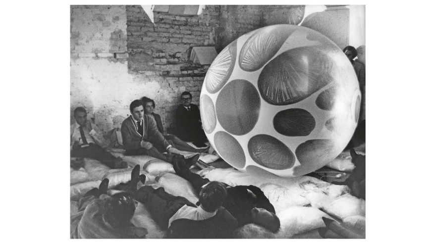 Otto Piene, /Die Sonne kommt näher/, Galerie art intermedia, Köln 12.9.1967, Foto: Horst Ossinger / ZADIK, Universität zu Köln, Bestand A103 Otto Piene, /Die Sonne kommt näher/, Galerie art intermedia, Köln 12.9.1967, Foto: Horst Ossinger / ZADIK, Universität zu Köln, Bestand A103