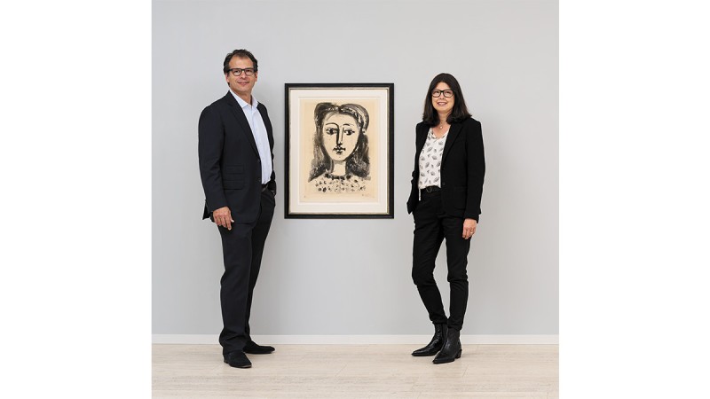 Ole-Christian Koch und Petra Koch (beide hier neben einer Arbeit von Picasso) führen in dritter Generation die renommierte Galerie Koch in Hannover Foto: Galerie Koch
