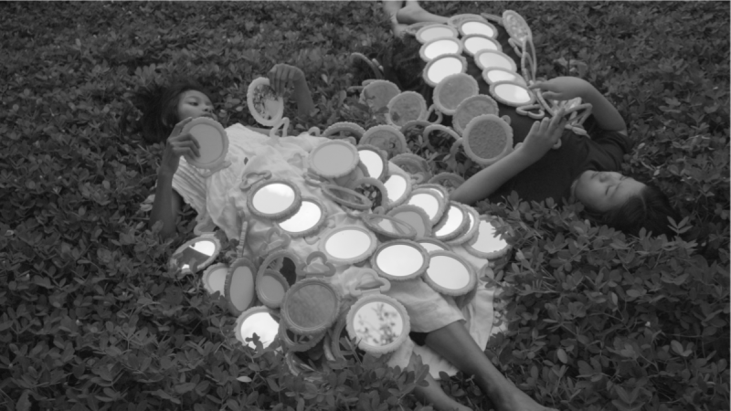 Ein Videostill aus der Arbeit „A Humble Cottage“ von Thao Nguyen Phan