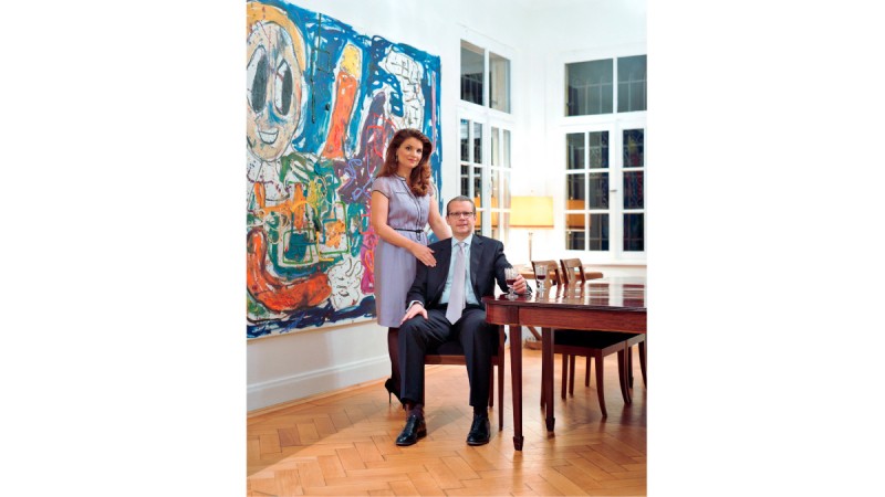 Das Kölner Sammlerpaar Corina und Max Krawinkel vor einem Werk von Andre Butzer. Foto: privat
