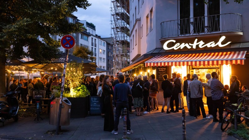 Gute Stimmung und interessante Gespräche beim Sundowner der ART COLOGNE im Café Central Foto: Koelnmesse GmbH/ Sebastian Drueen