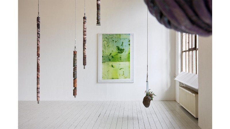 Bei der galerie intershop sind die Künstler:innen (o. eine Ausstellung von Daniel Krüger) die Gesellschafter der Galerie. Foto: Tom Dachs