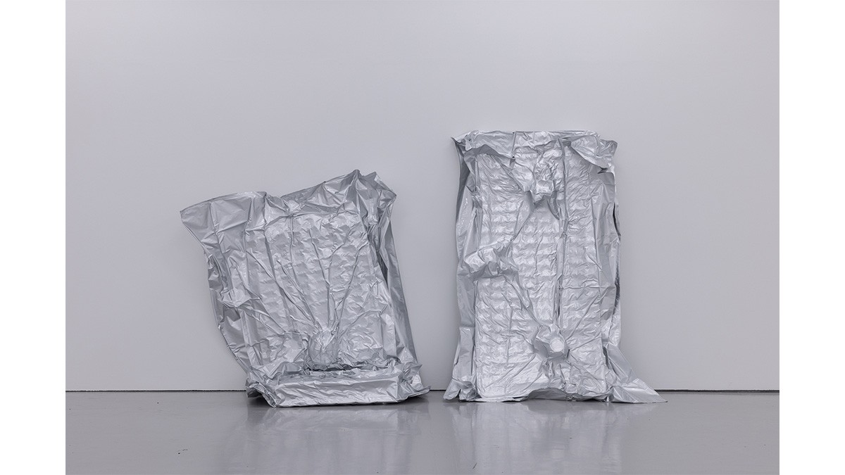 Die Arbeit „Spike Island Grey Unpleasant Land“ der Künstlerinnen Sophia Al-Maria and Lydia Ourahmane
