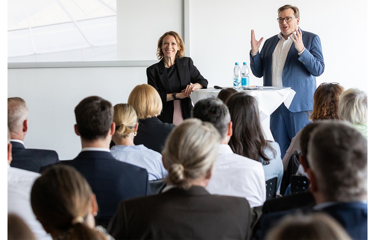Die Kuratorin Barbara Thomann und der Geschäftsführer der LBBW-Stiftung Stephan Schorn Die Kuratorin Barbara Thomann und der Geschäftsführer der LBBW-Stiftung Stephan Schorn