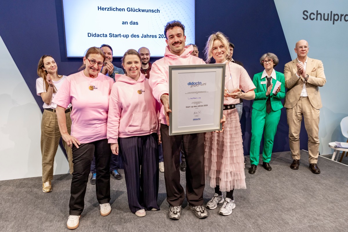 Das Team von Life Tech us erhält den didacta Start-up Award des Jahres