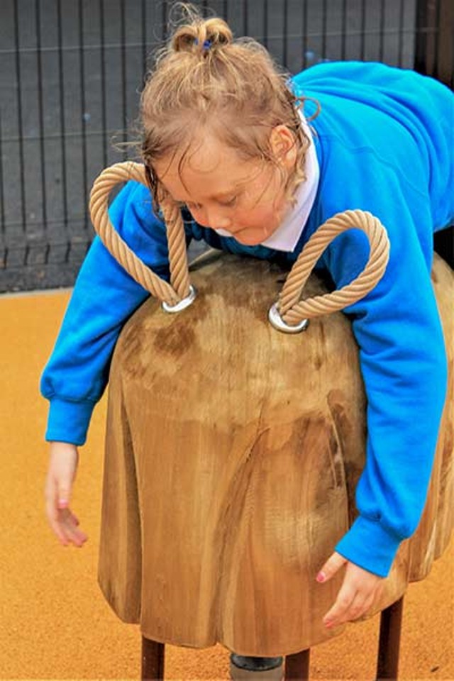 Inklusionsspielplatz im irischen Ballymena mit Richter Spielgeräten - spielendes Kind