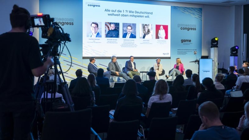 A representative of the ESA gives a presentation at the gamescom congress