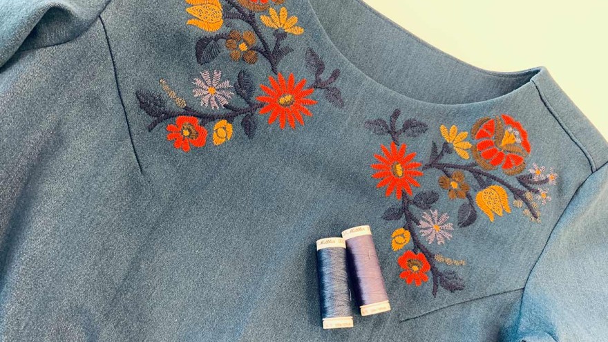 Jeanskleid mit Blumenstickerei am Halsausschnitt Jeanskleid mit Blumenstickerei am Halsausschnitt