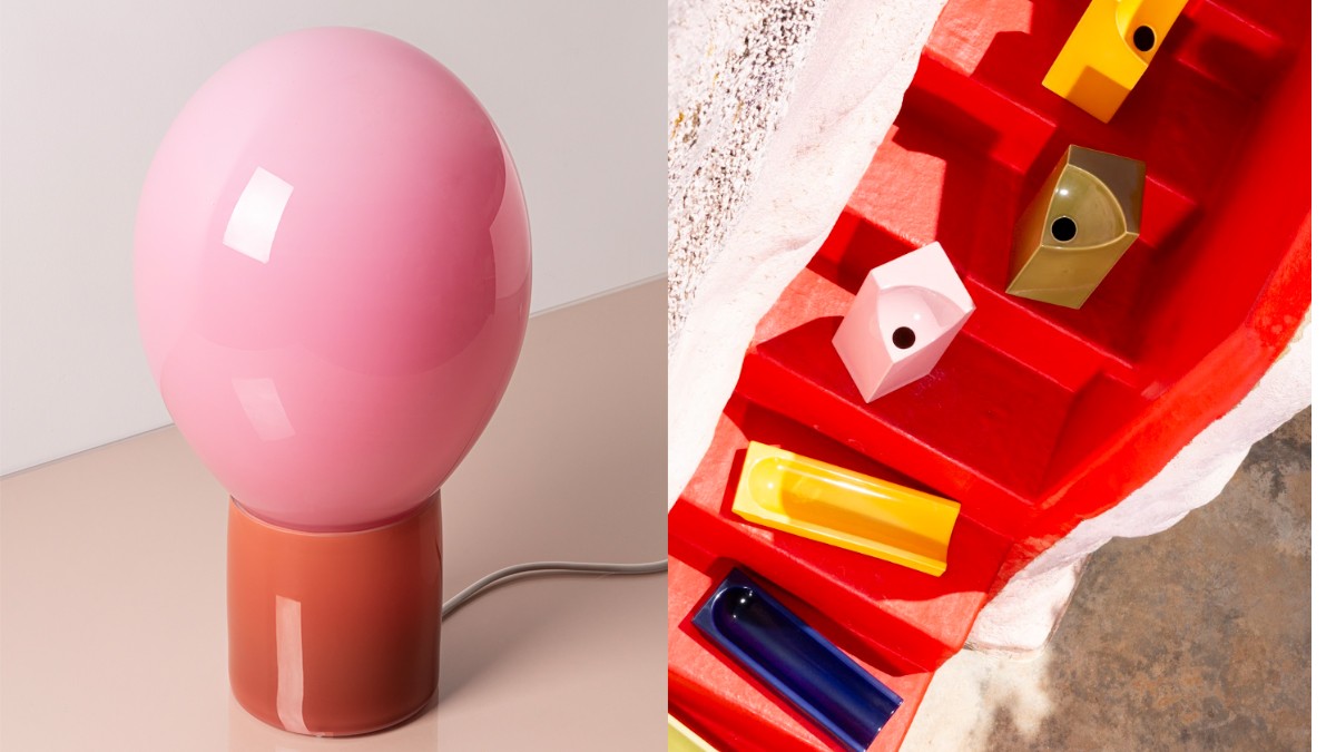  Zwei kleine, dekorative Objekte aus buntem Kunststoff: eine Miniaturfigur sowie ein Set aus geometrischen Elementen auf einer roten Grundplatte. Beide weisen ein verspieltes, modernes Design auf.