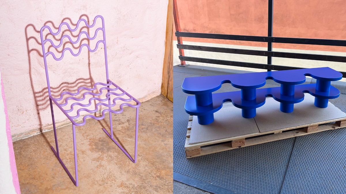 Zwei stilisierte Sitzmöbel: ein verspielt gestalteter Metallstuhl in pinker, schlangenähnlicher Form, sowie ein leuchtend gelber Sessel aus miteinander verbundenen, organisch geformten Elementen, die an Blubberblasen oder Puzzleteile erinnern.