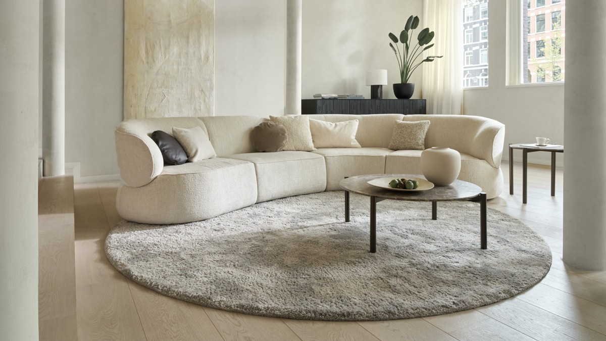 With its fluid lines, the Nimbo sofa by Bielefelder Werkstätten fits seamlessly into any interior. Photo: Bielefelder Werkstätten With its fluid lines, the Nimbo sofa by Bielefelder Werkstätten fits seamlessly into any interior. Photo: Bielefelder Werkstätten