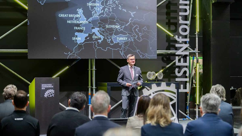 Bühne mit Speaker und Publikum: das EISENforum auf der INTERNATIONALEN EISENWARENMESSE